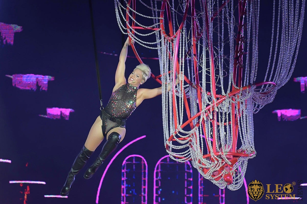 Pink singer- shows an acrobatic trick with insurance - show at Rock in Rio 2019