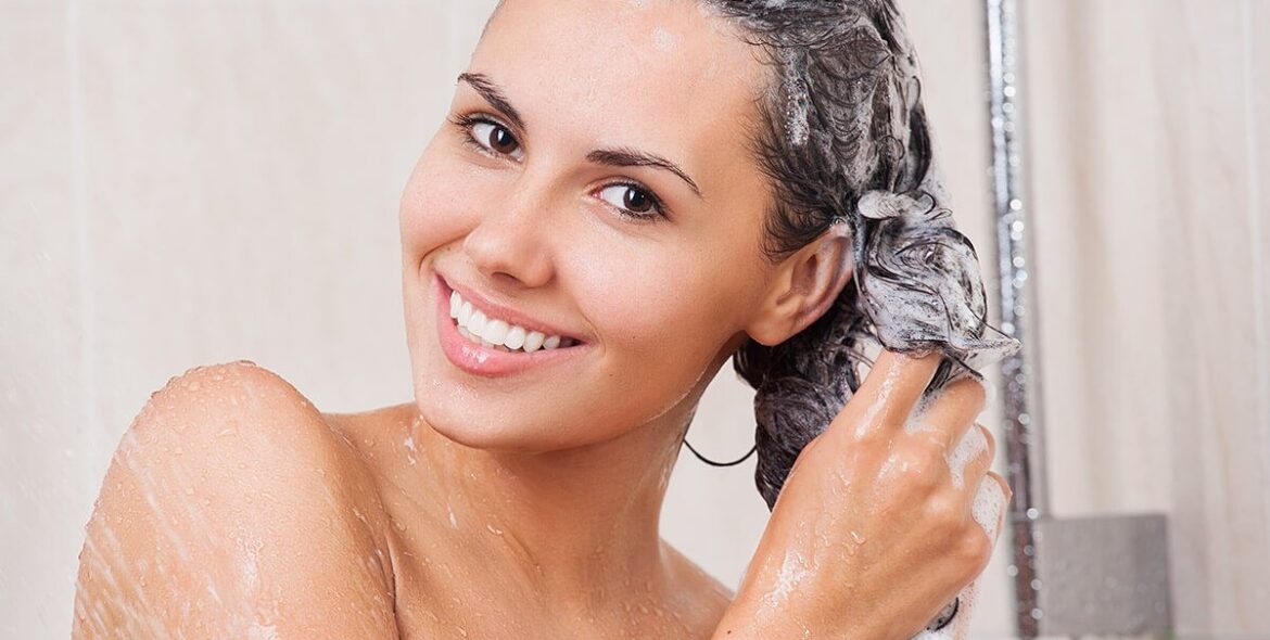 Is It Bad to Wash Your Hair Every Day? Let’s Look at All the Subtleties.