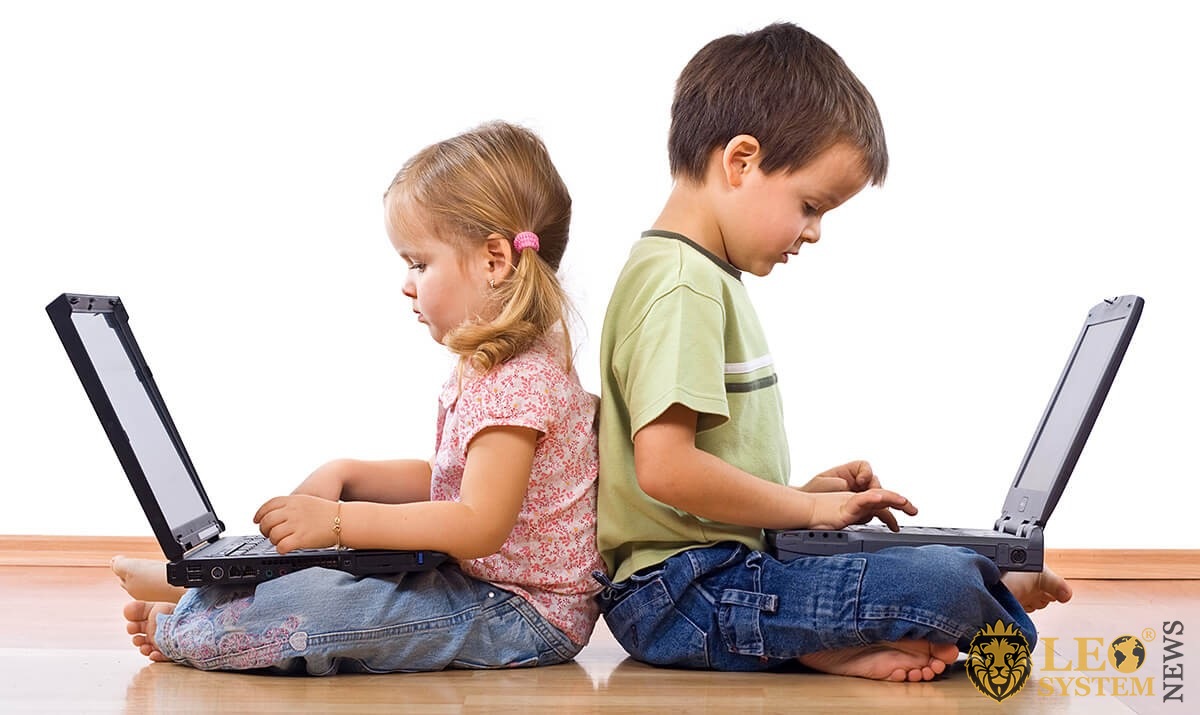 Children are sitting at computers