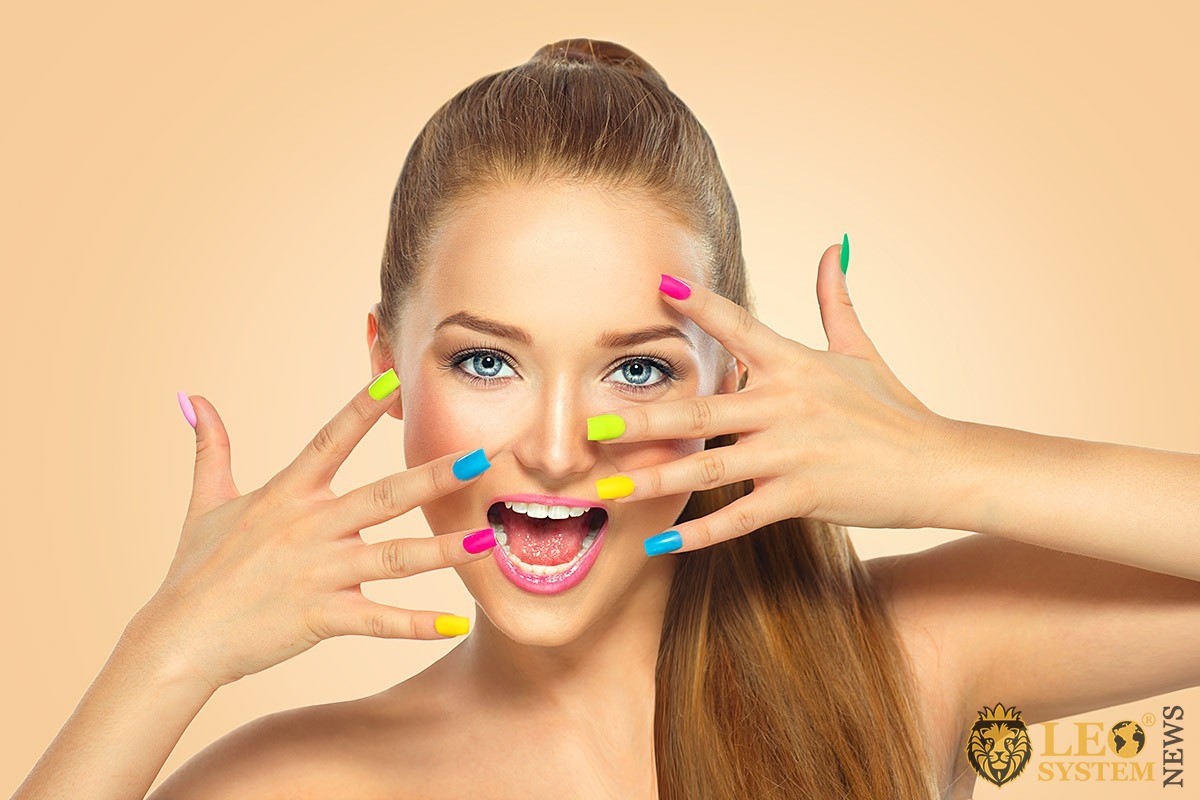 Image of a girl with a beautiful and modern manicure