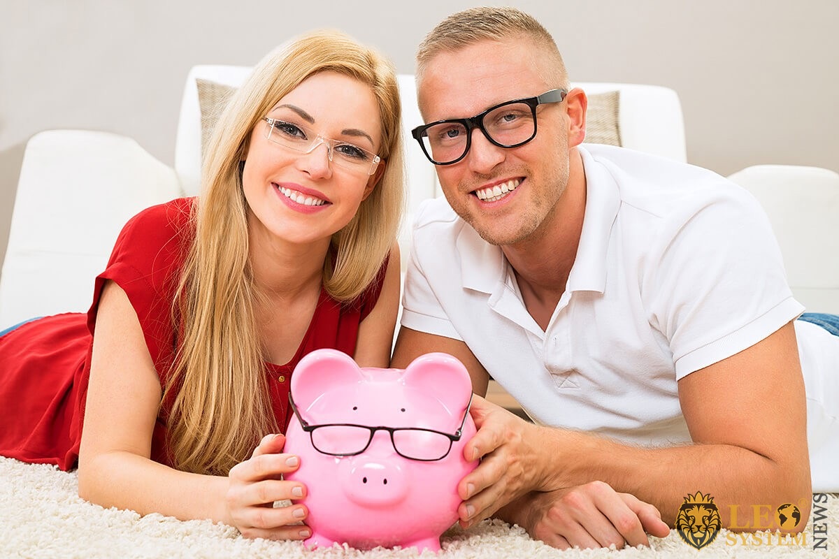 Image of man and woman with a piggy bank