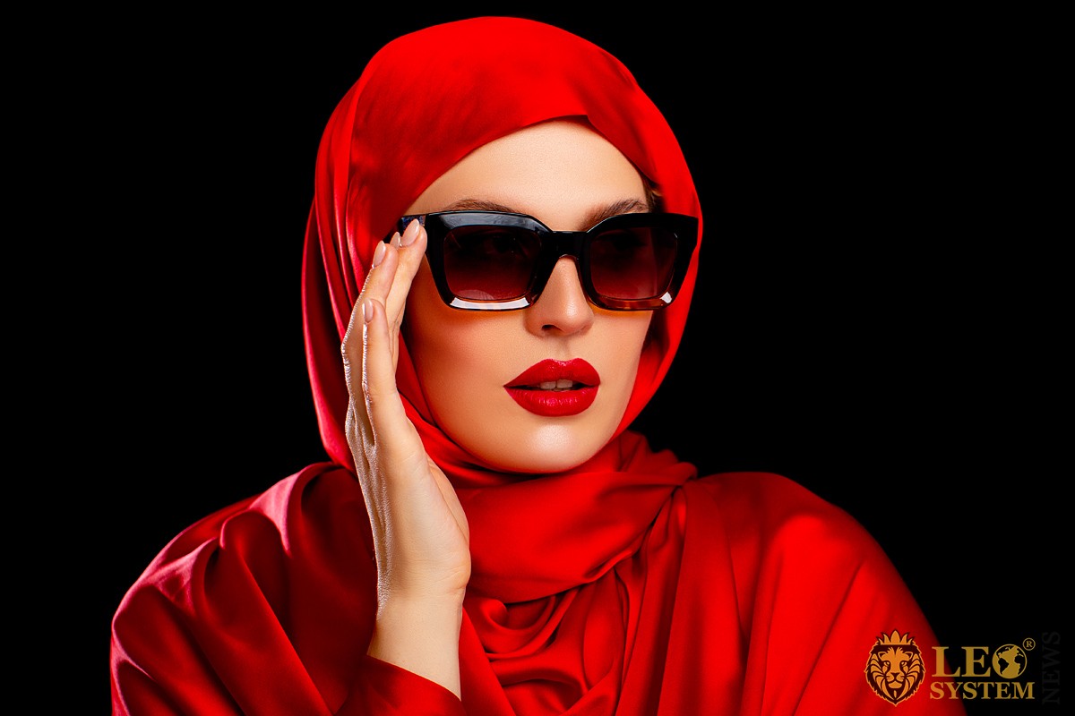 Beautiful woman with red lips and sunglasses